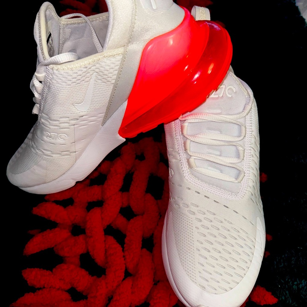 Almost new womens size 10 Nike Air max 270 white and melon color